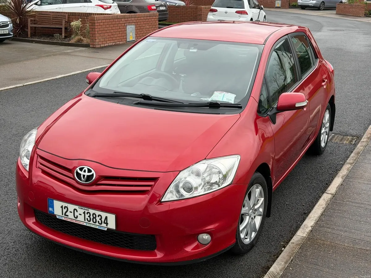 Toyota Auris 2012 - Image 2