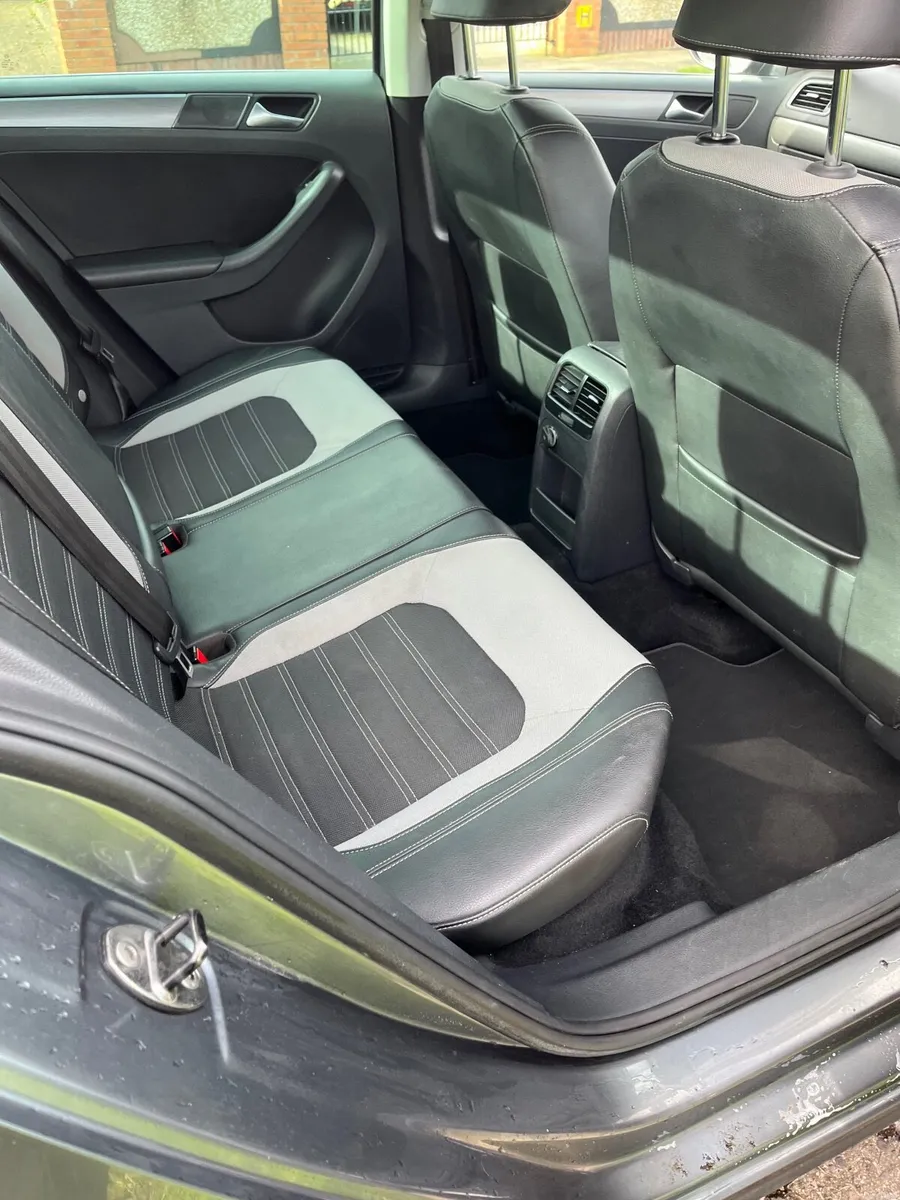 Volkswagen Jetta 2012 - Image 2