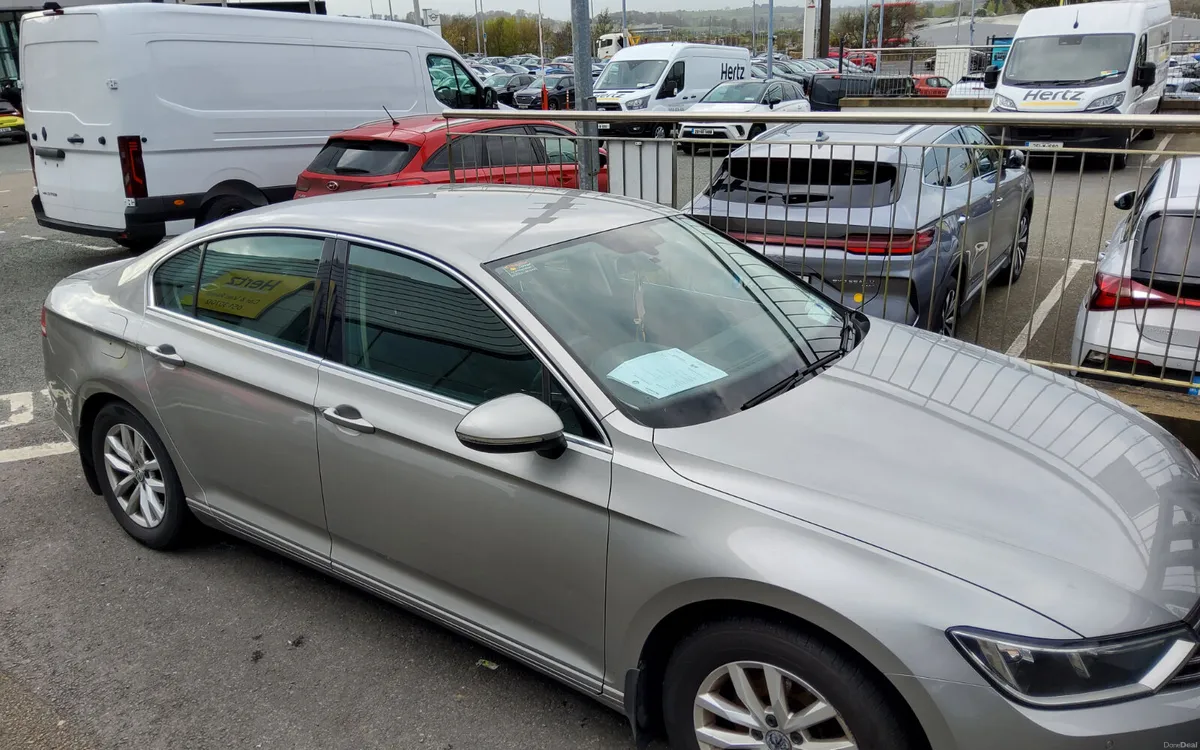 Volkswagen Passat 2015 - Image 2