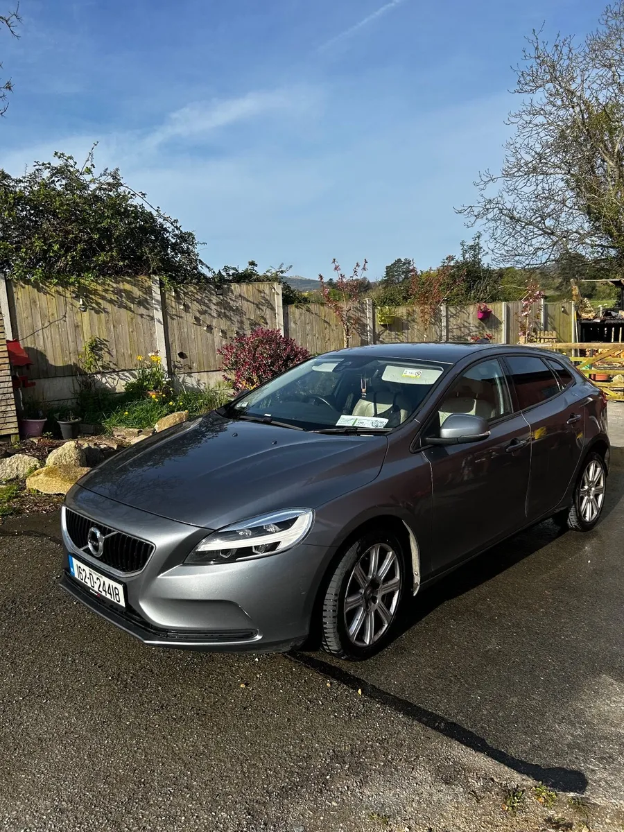 Volvo V40 2016 - Image 1