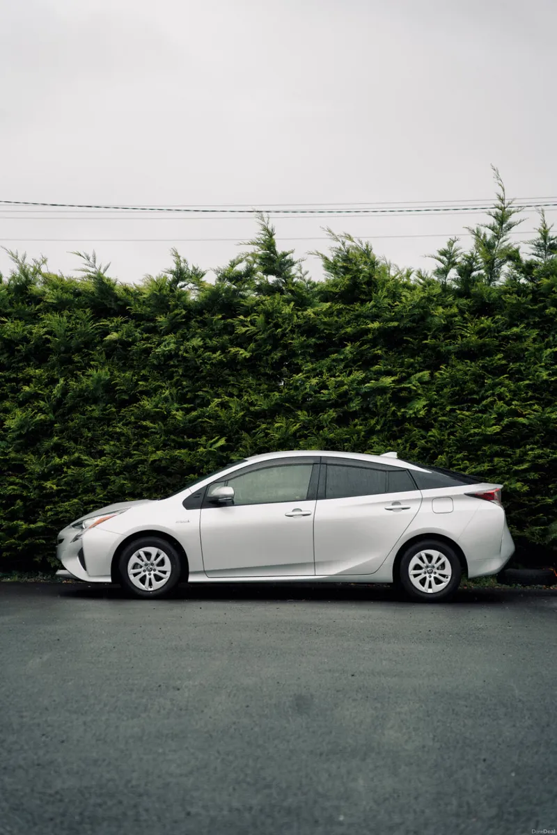 Toyota Prius 1.8 2018 - Image 2