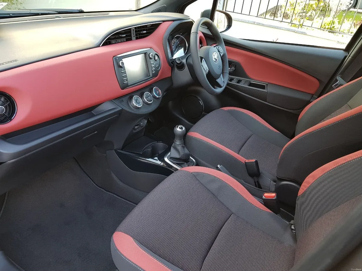 Toyota Yaris 2018 - Image 2