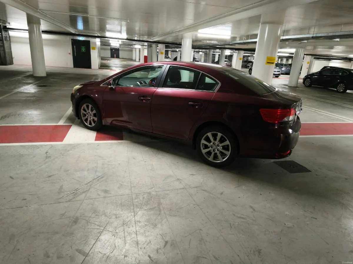 Toyota avensis very low km - Image 2