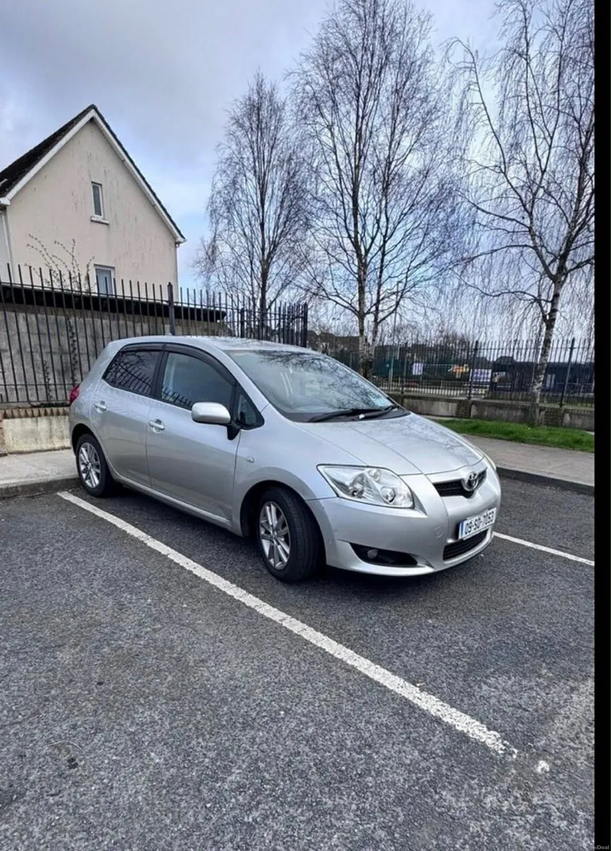Toyota Auris 2009 - Image 2