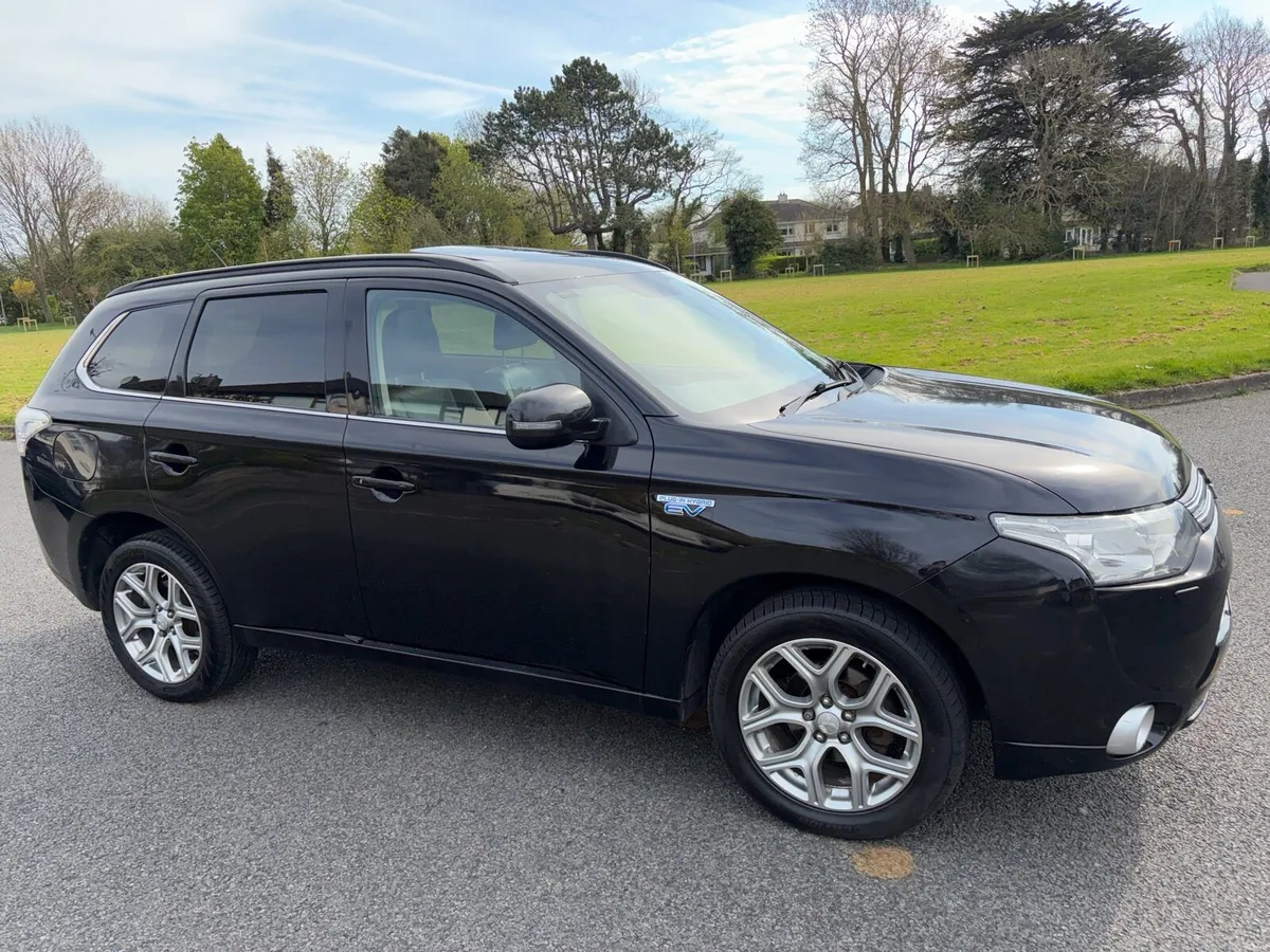 151 Mitsubishi Outlander Nct 07/27 HYBRID - Image 3