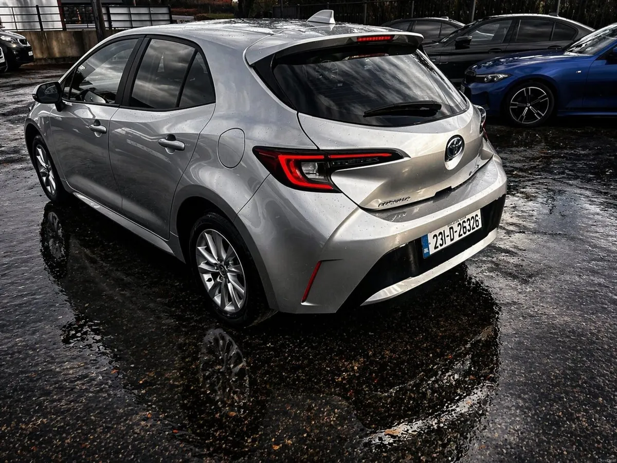 231 Toyota Corolla 1.8 HYBRID AUTOMATIC - Image 2