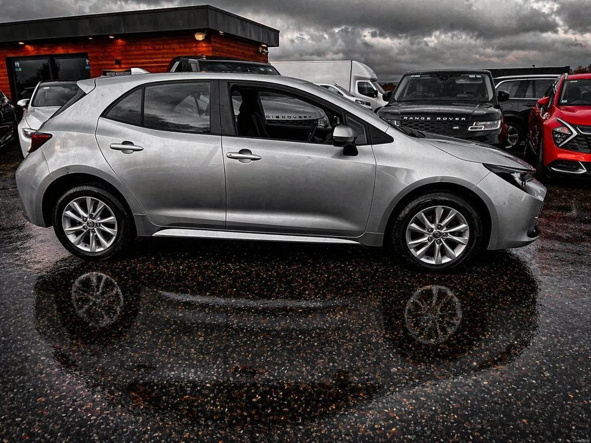 231 Toyota Corolla 1.8 HYBRID AUTOMATIC - Image 3