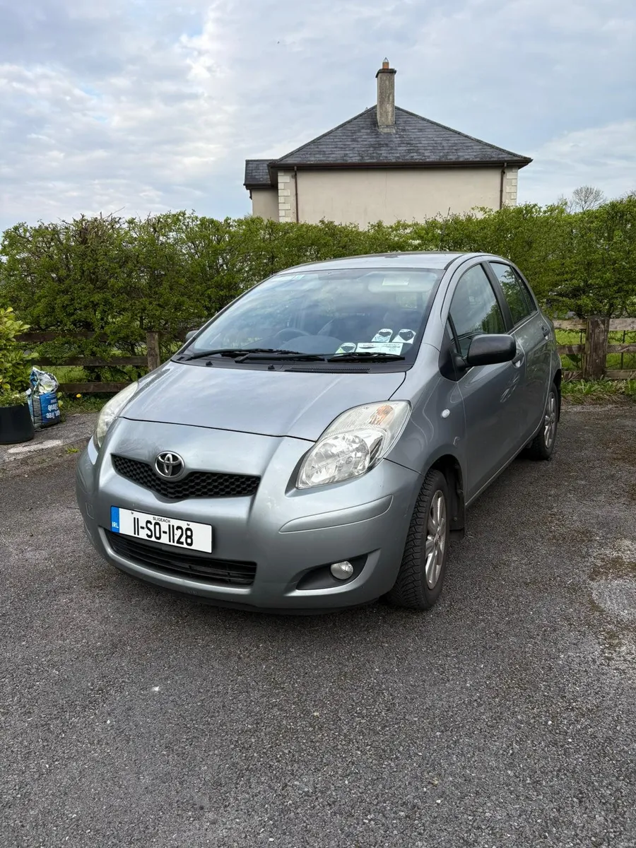 11 TOYOTA YARIS 1.0 . LOW KILOMETRES - Image 1