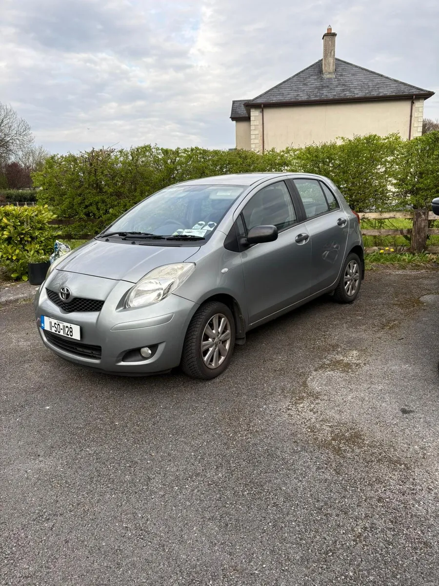 11 TOYOTA YARIS 1.0 . LOW KILOMETRES - Image 3