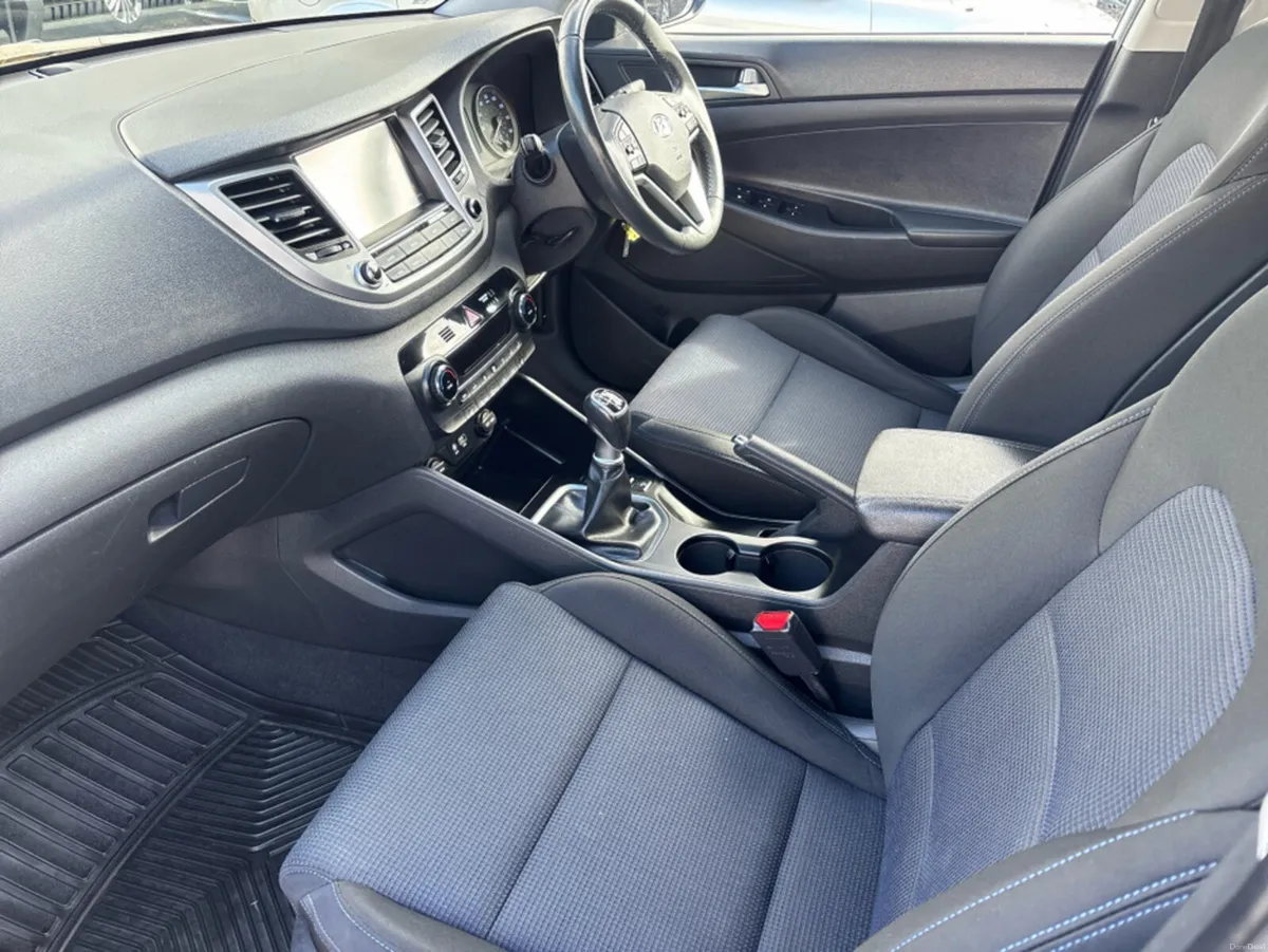 Hyundai Tucson 1.7 SE NAV BLD 116PS 5DR - Image 3