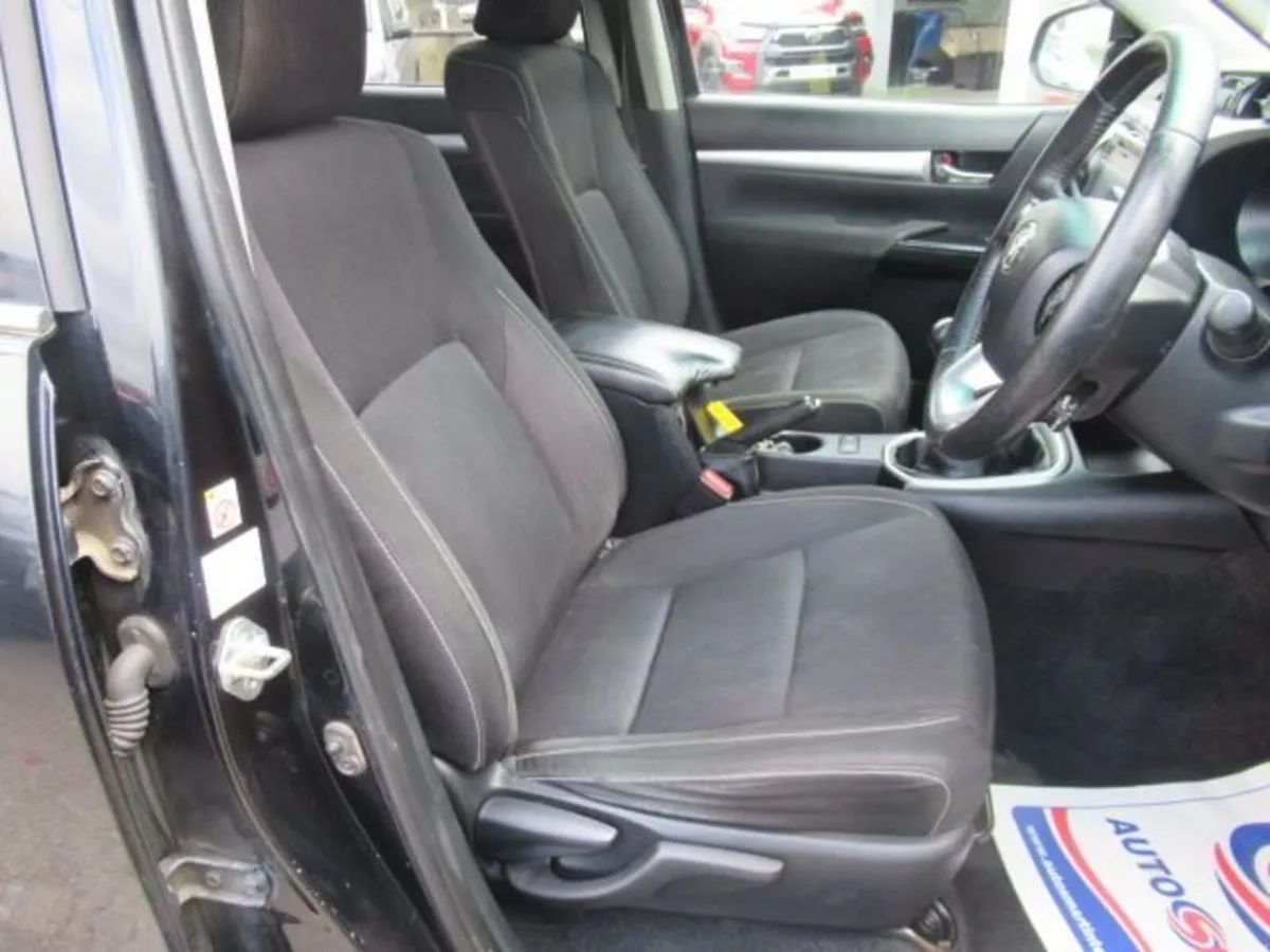 2.4 D-4D Invincible Pickup Double Cab 4dr Diesel M - Image 3