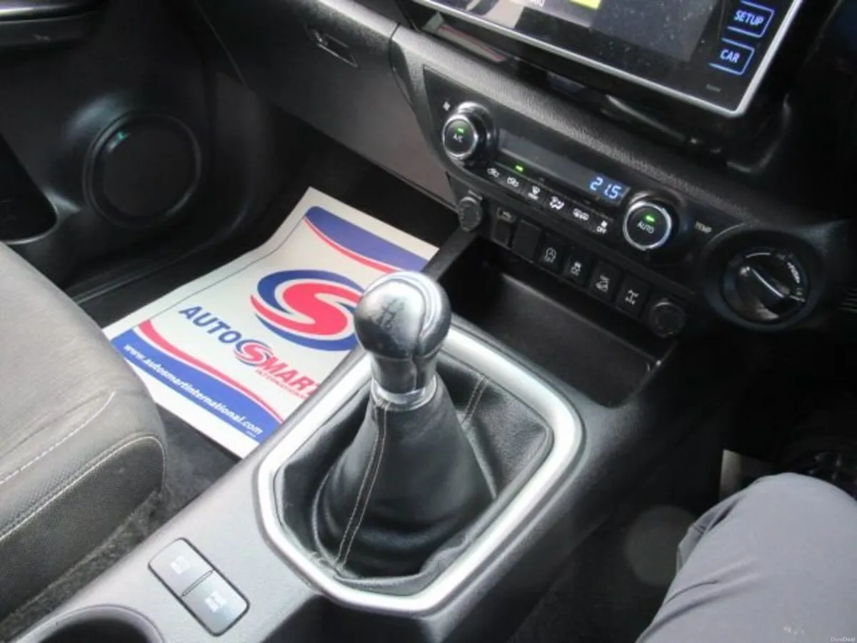 2.4 D-4D Invincible Pickup Double Cab 4dr Diesel M - Image 5