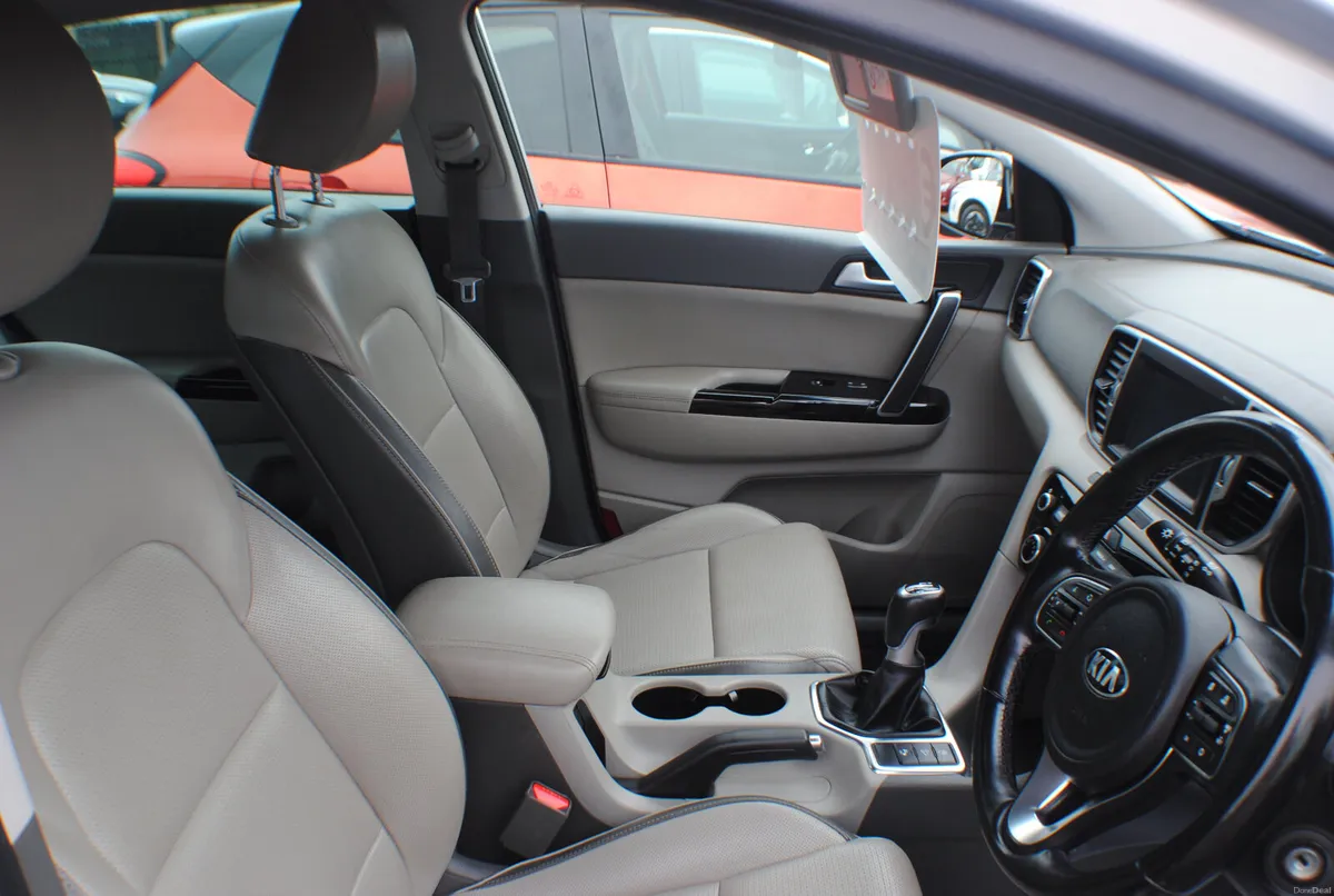 KIA SPORTAGE 1.7L PLATINUM SUV 2017 - Image 4