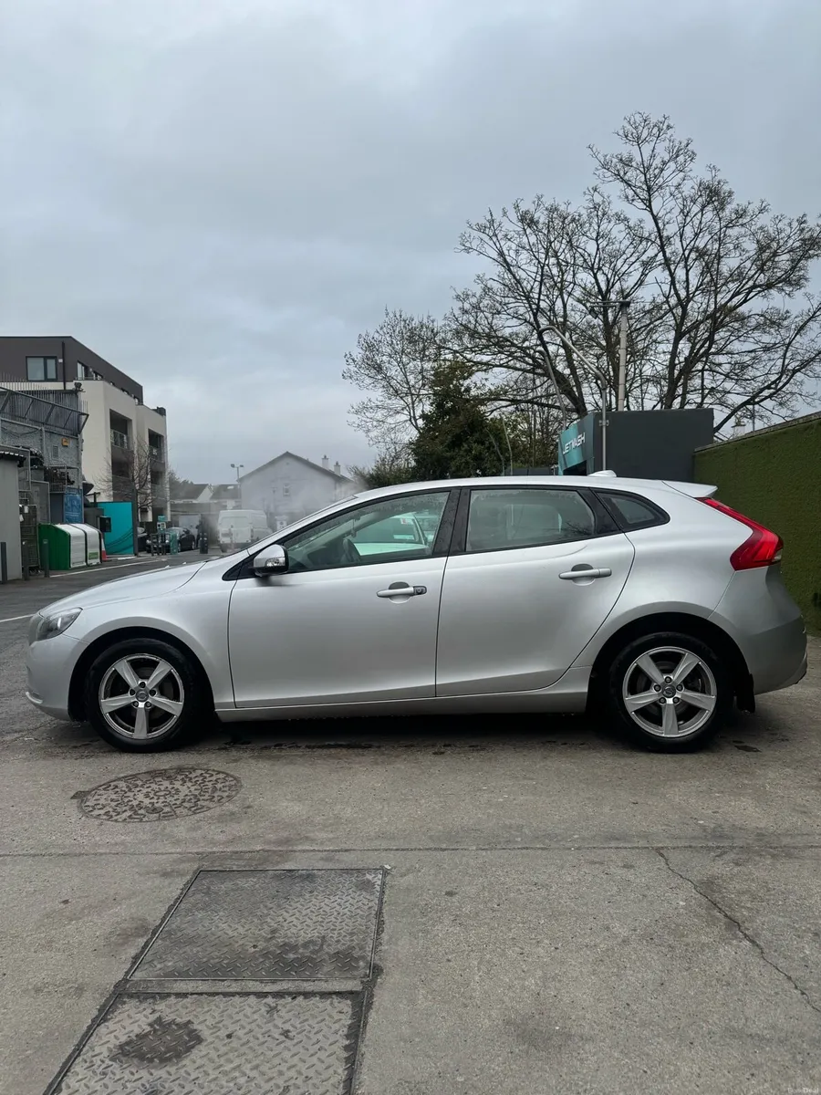 Volvo v40 1.6 diesel €4199 - Image 3