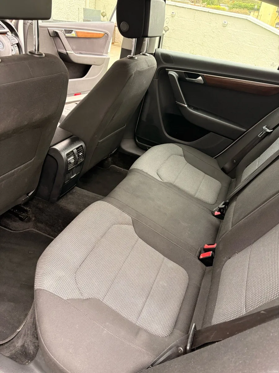 White Volkswagen Passat 1.6 TDI - Image 4