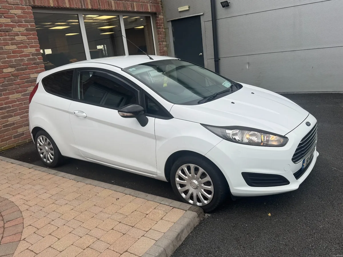 Ford Fiesta 2015 - Image 2