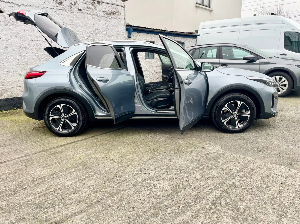 Kia XCeed 1.6 GDI Petrol Plug-In Hybrid Auto,2024 - Image 3