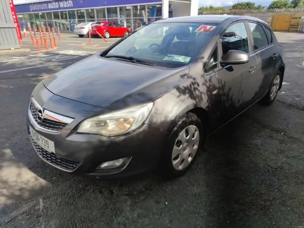 Opel Astra 2011 - Image 1