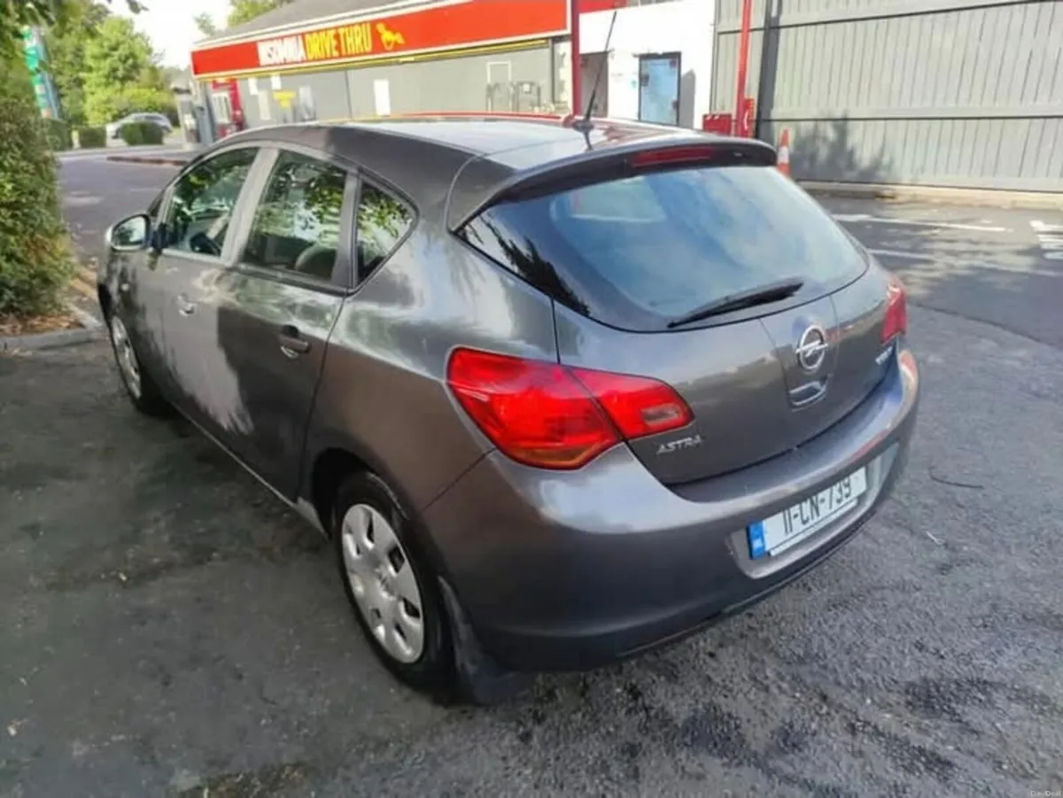 Opel Astra 2011 - Image 2