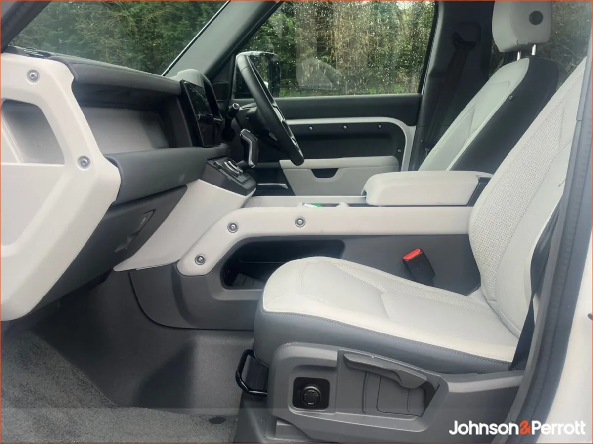 Land Rover Defender 110 2.0 Si4 PHEV 300 PS S Camp - Image 4