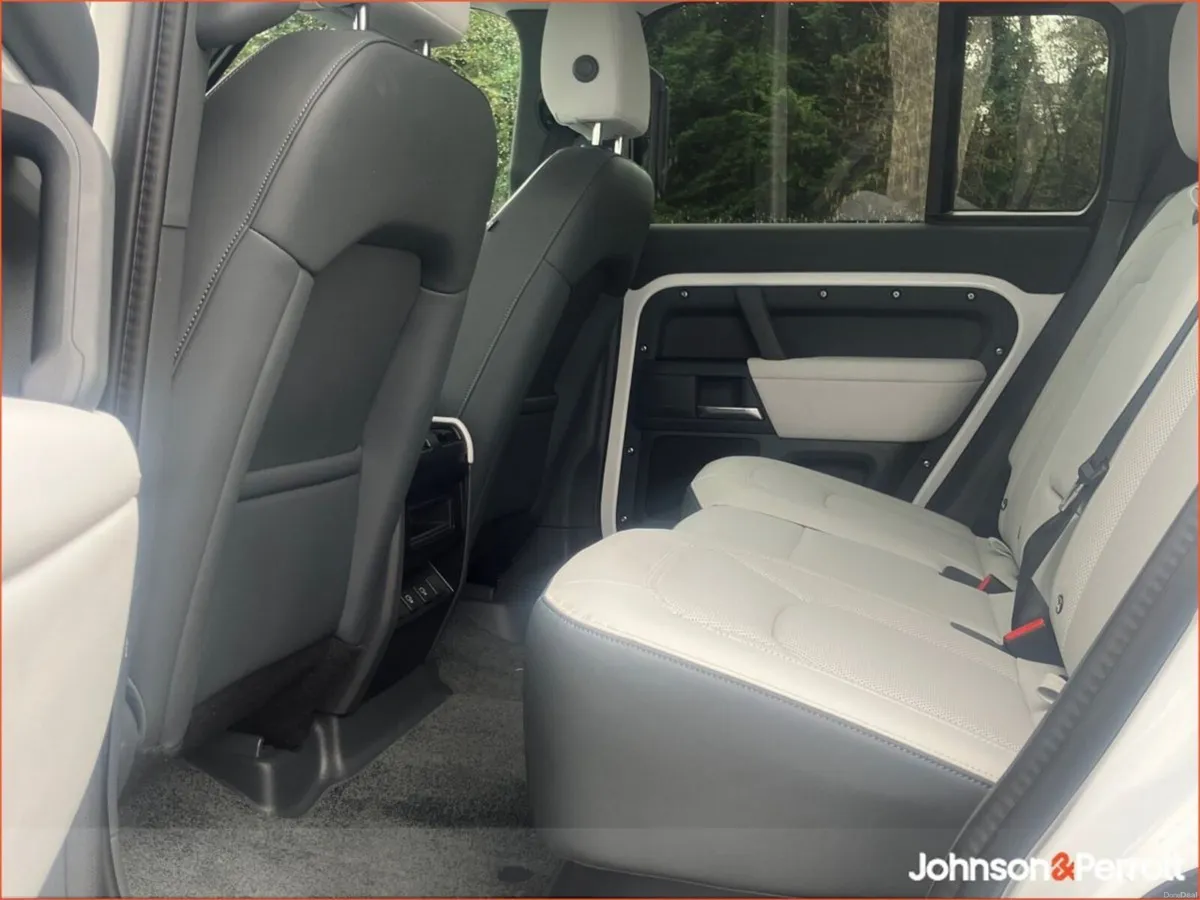 Land Rover Defender 110 2.0 Si4 PHEV 300 PS S Camp - Image 5
