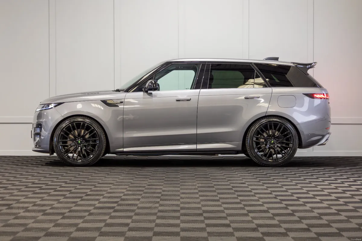 2025 Range Rover Sport P460e SE *Pan Roof - Image 3
