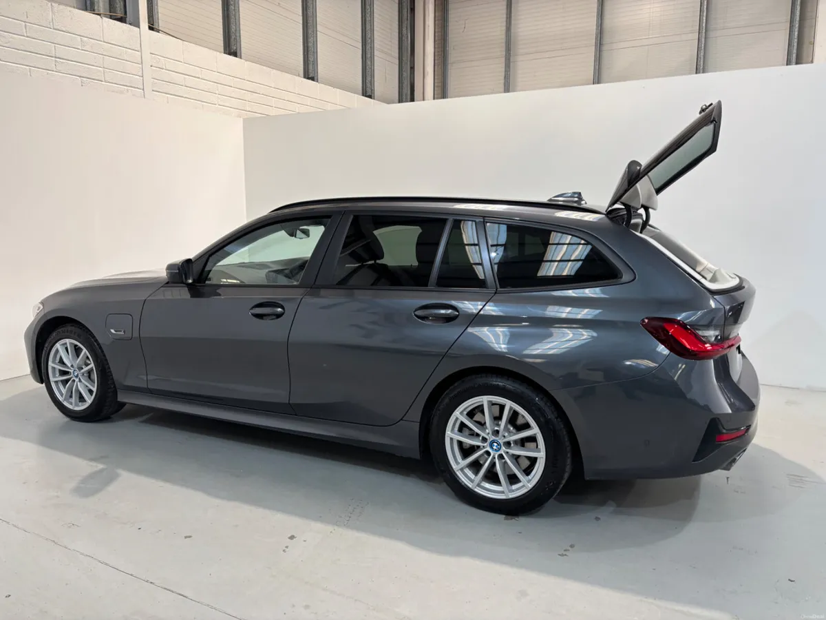 BMW 3 Series 330e Pro - Image 4