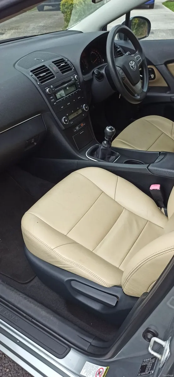 Toyota Avensis 2010 - Image 2
