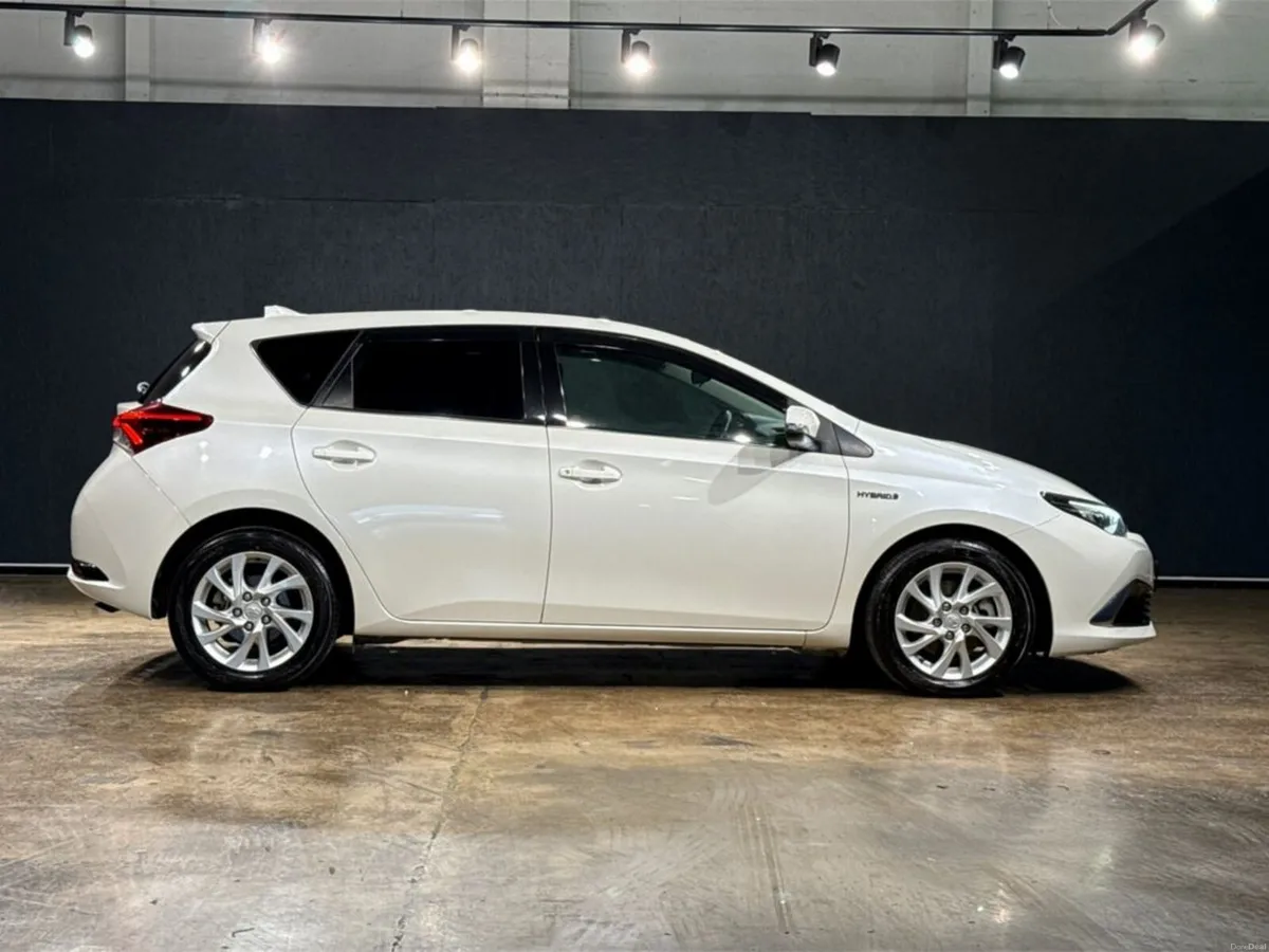 Toyota Auris 1.8L HYBRID - FACTORY ALLOYS - BLACK - Image 3