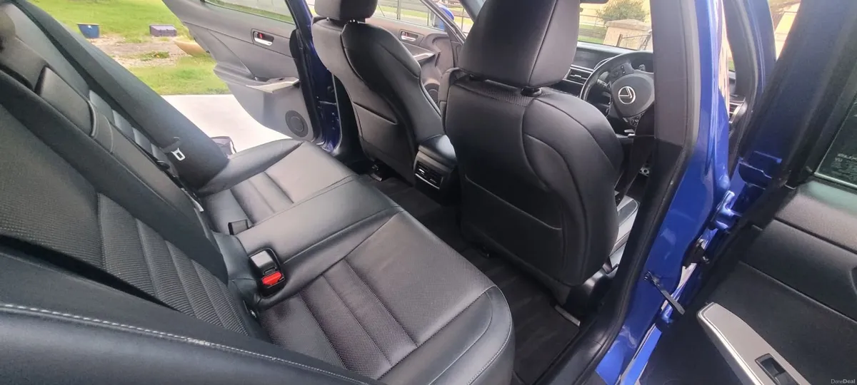 Lexus IS F-Sport 2015 - Image 4