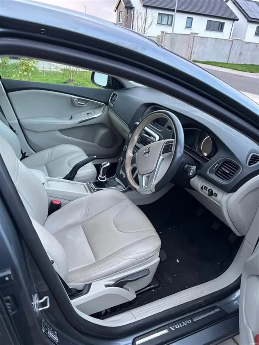 Volvo V40 D3 Momentum Edition 2019 - Image 2