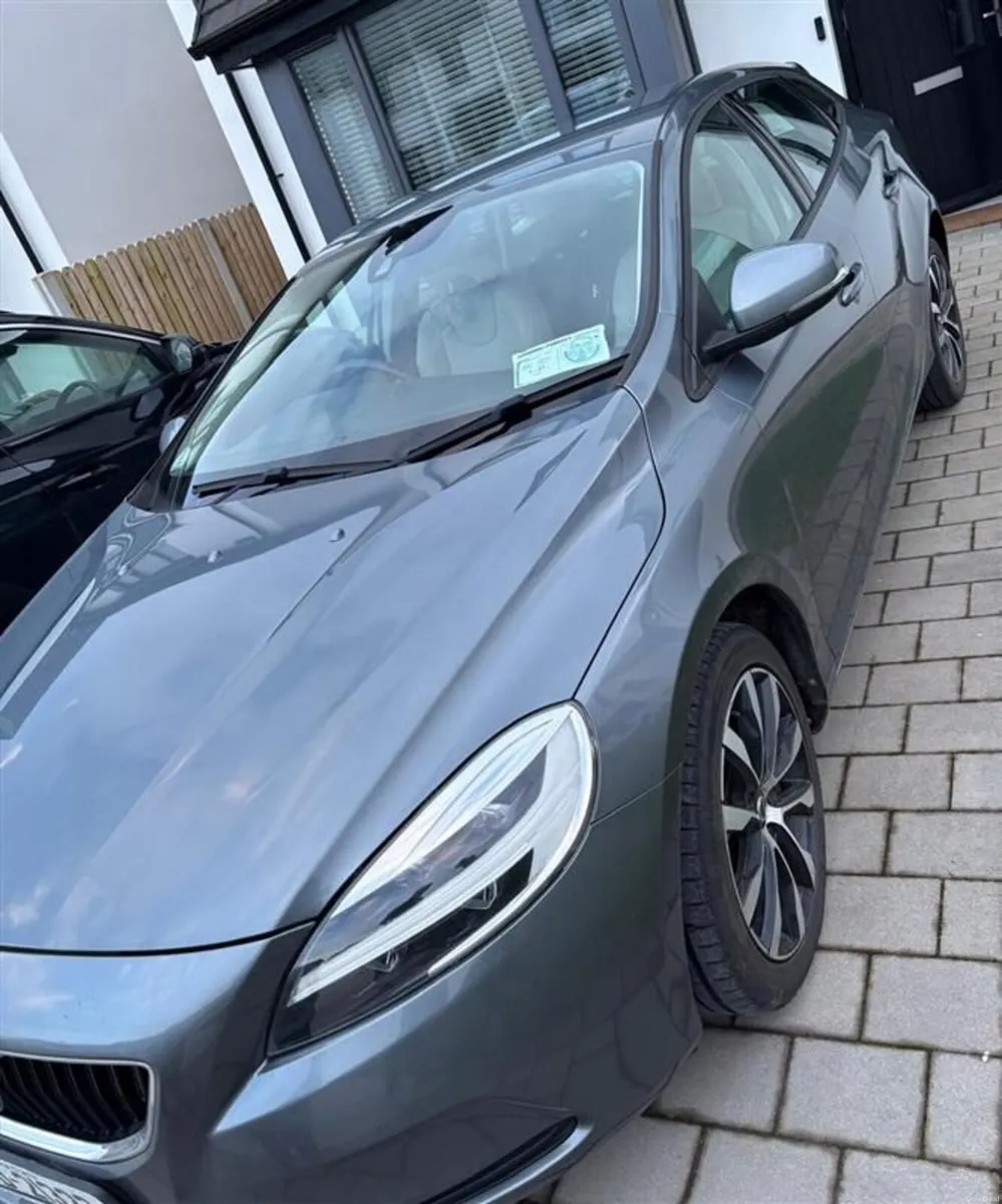 Volvo V40 D3 Momentum Edition 2019 - Image 3