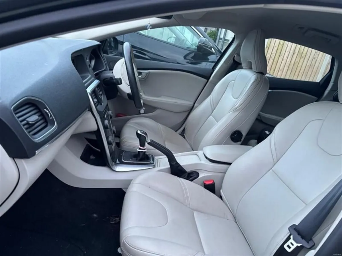 Volvo V40 D3 Momentum Edition 2019 - Image 4