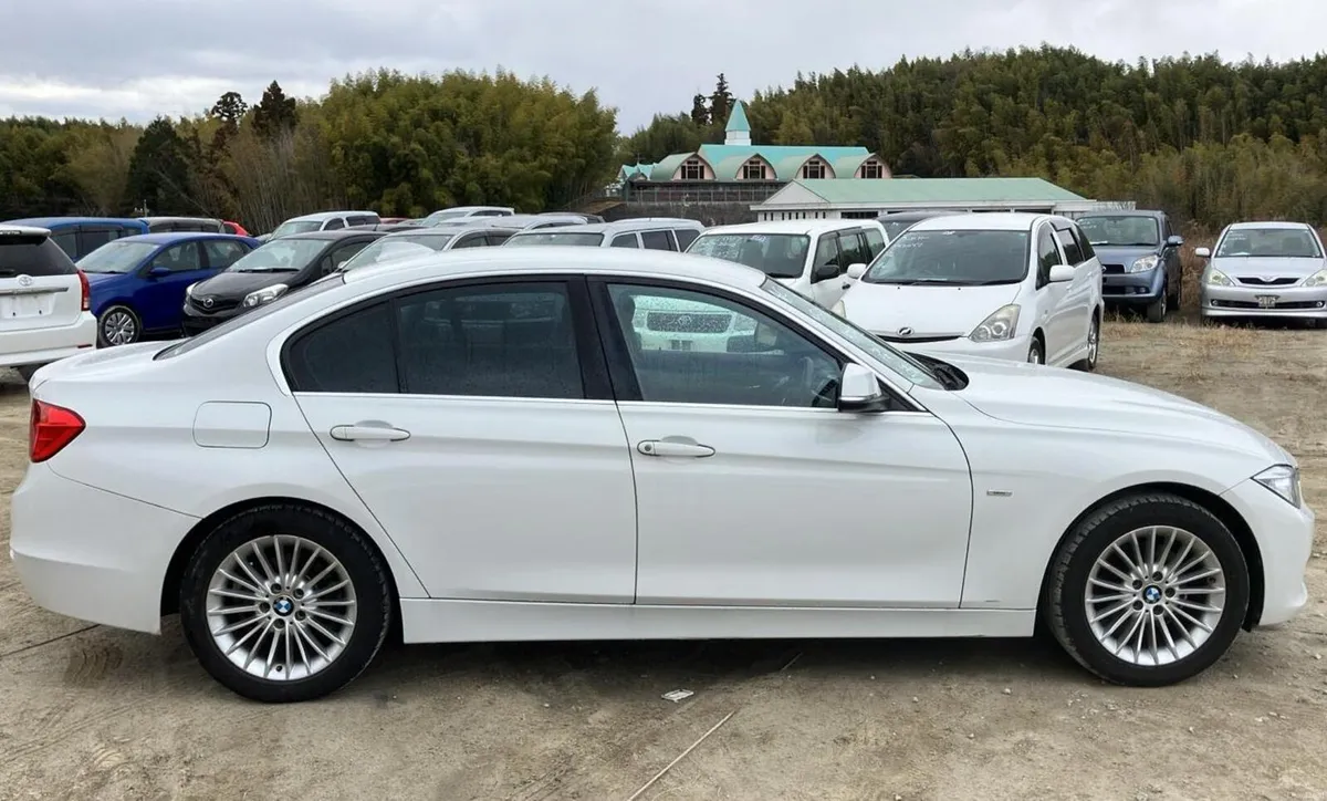 141 BMW 320d Luxury • Black Leather - Image 4