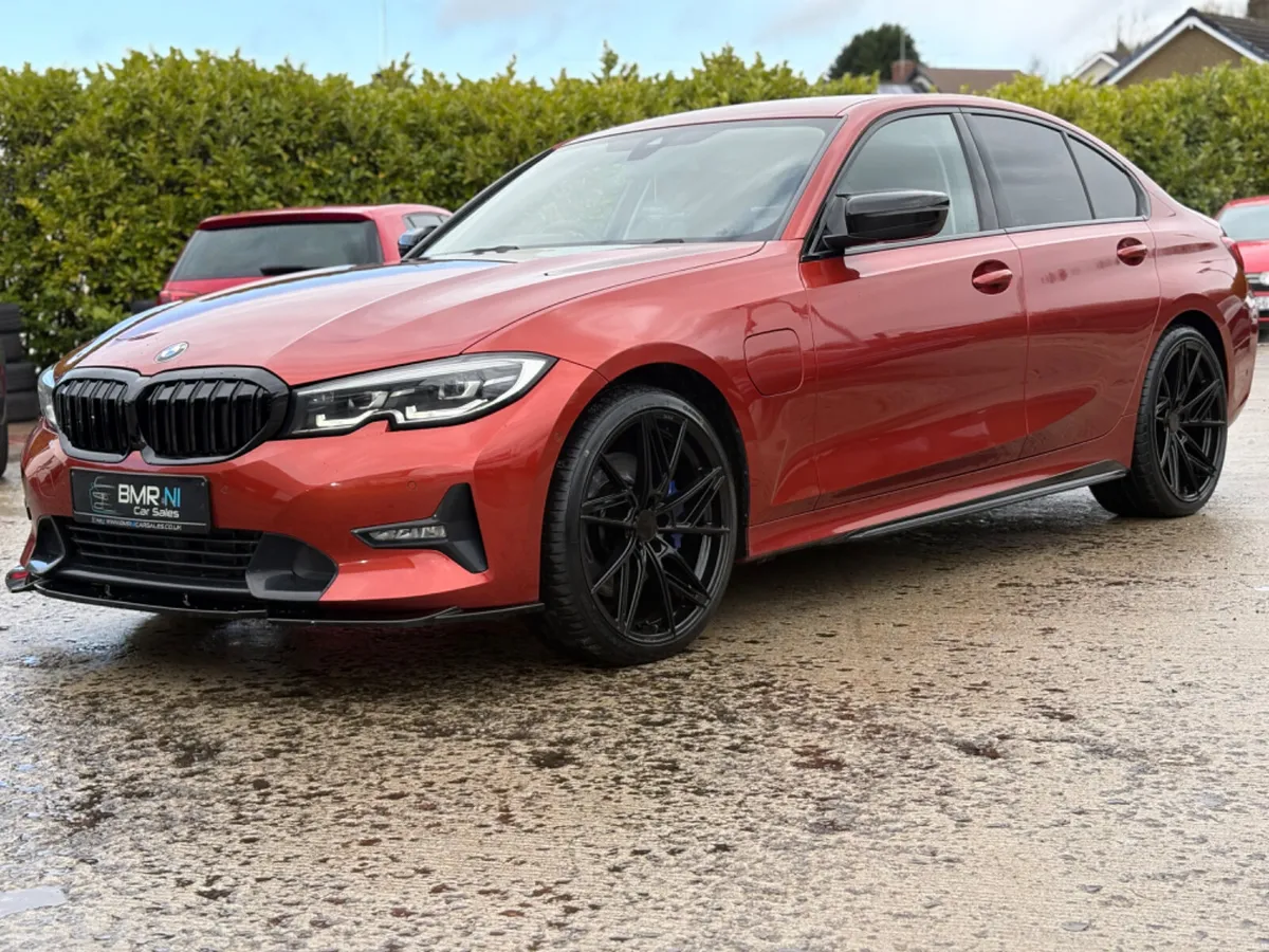 2019 BMW 330 AUTO HYBRID - Image 3