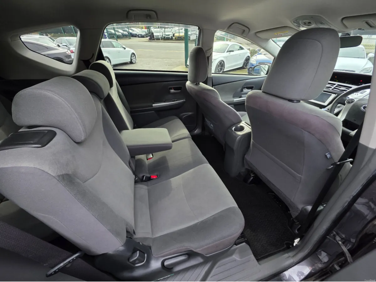 Toyota Prius 7 SEATER FAMLY MPV 1.8  AUTOMATIC - - Image 4