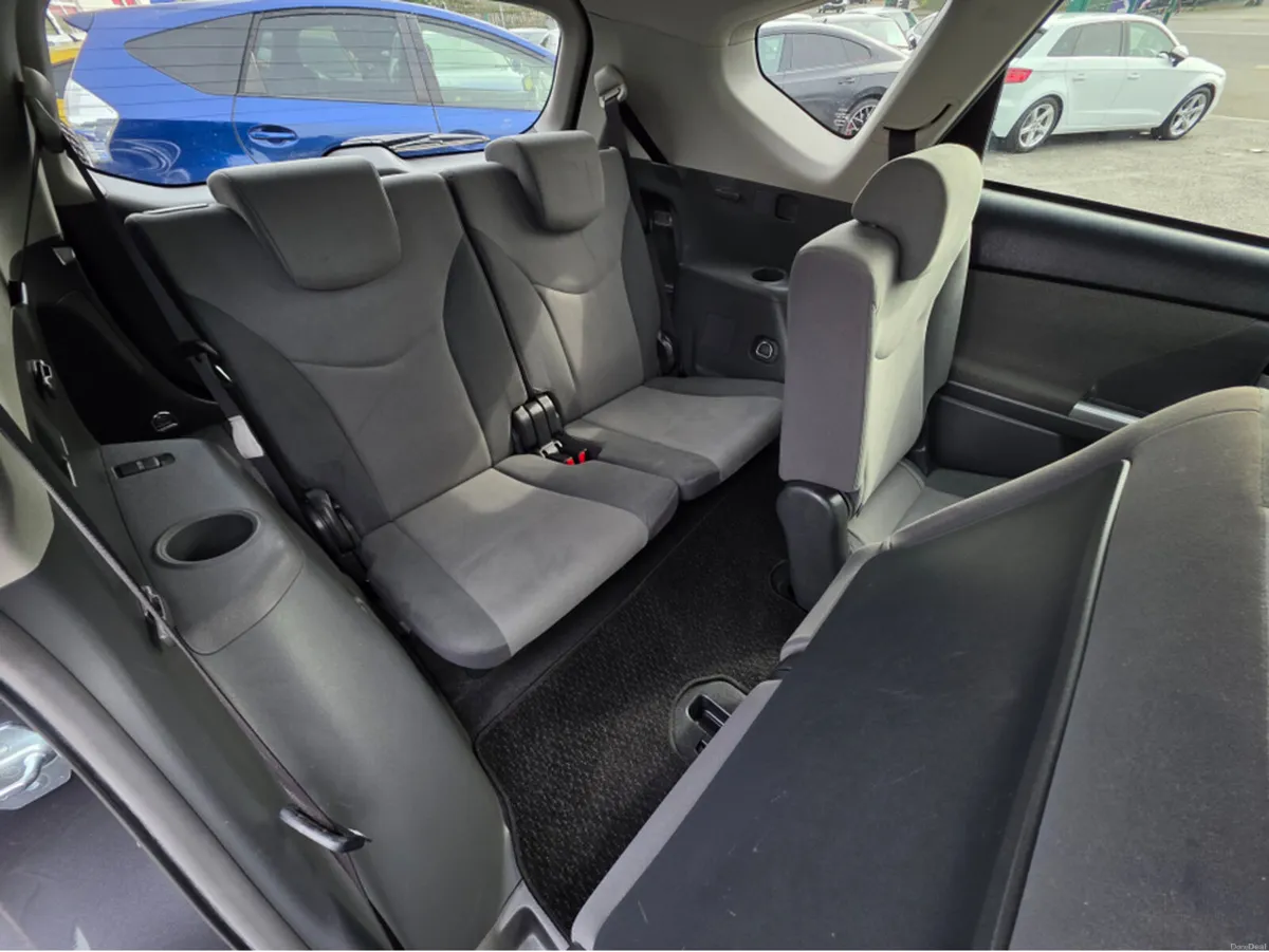 Toyota Prius 7 SEATER FAMLY MPV 1.8  AUTOMATIC - - Image 6