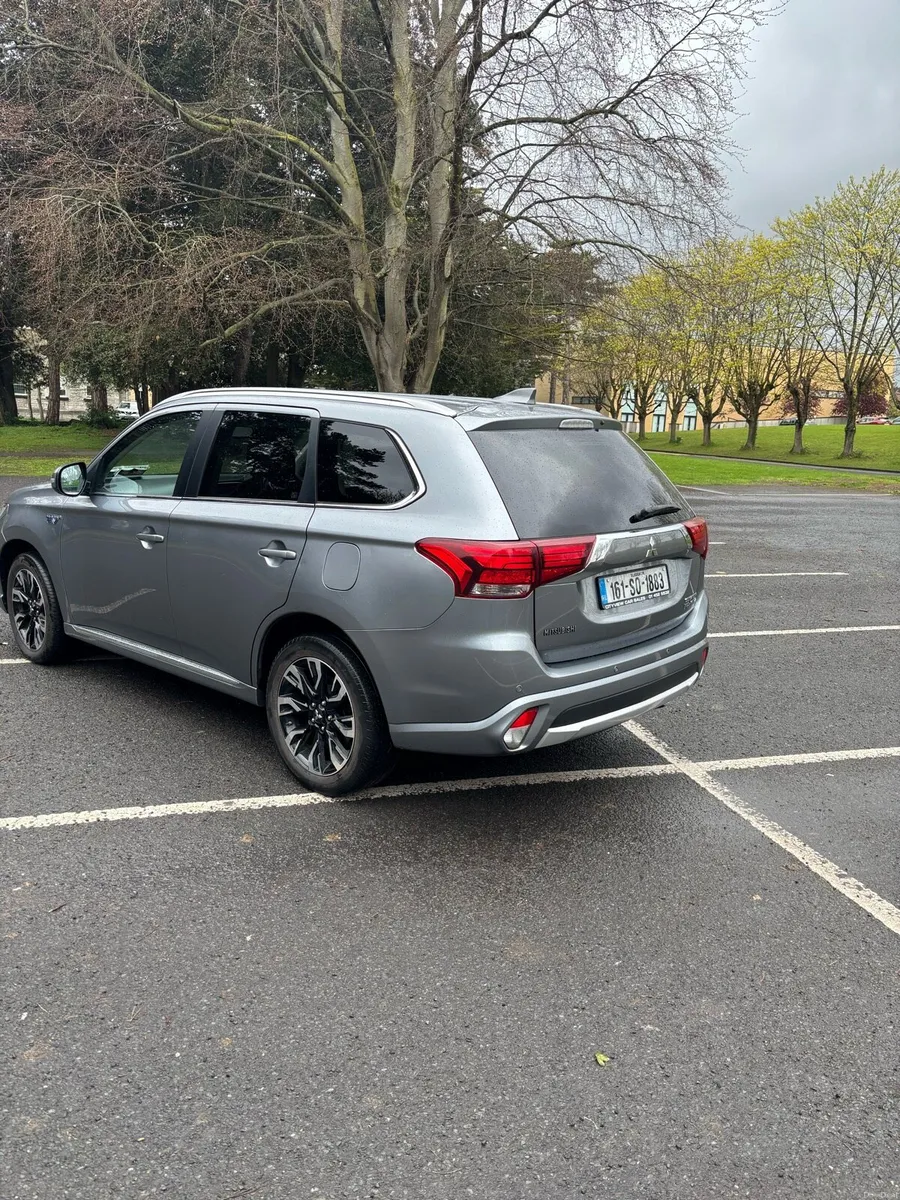 Mitsubishi Outlander PHEV 4X4 - Image 6