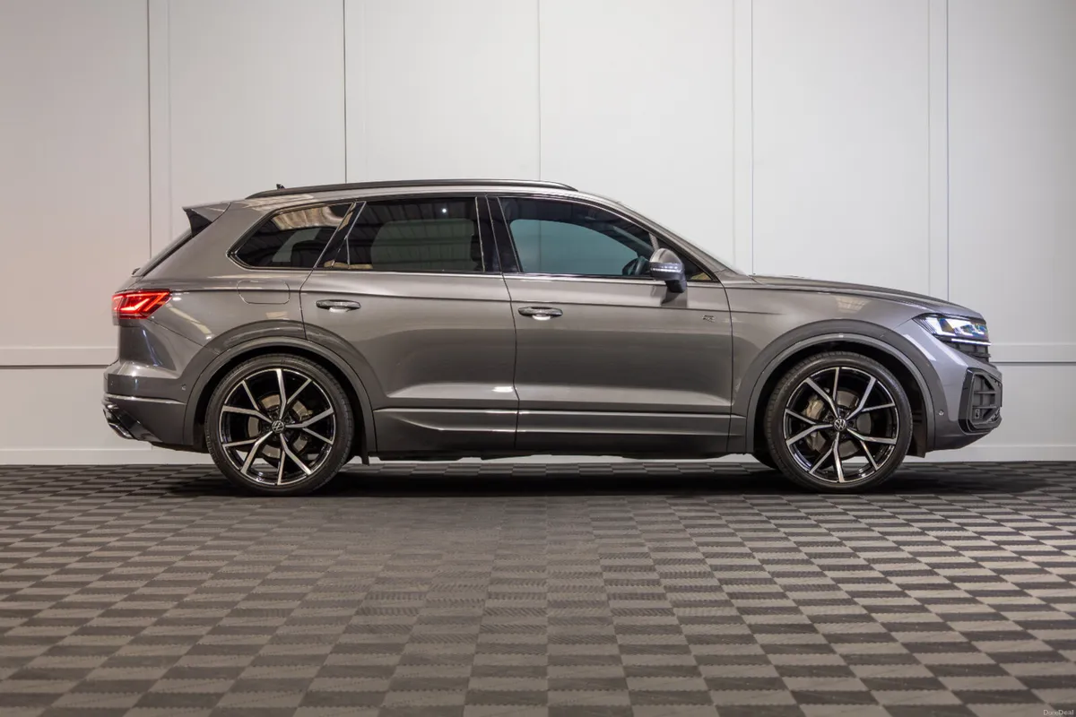 2025 Volkswagen Touareg R-Line 3.0TDI V6 - Image 6