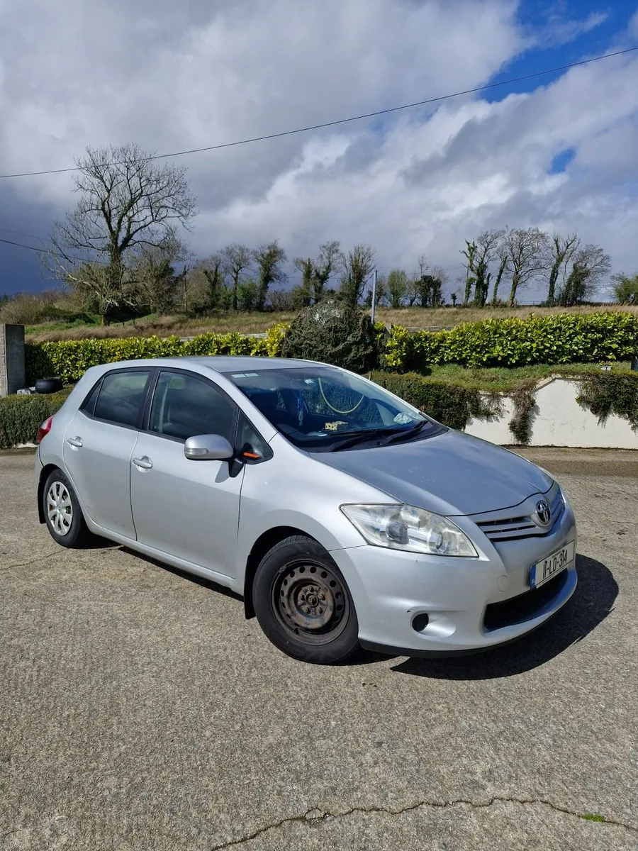 Toyota Auris 2011 - Image 2