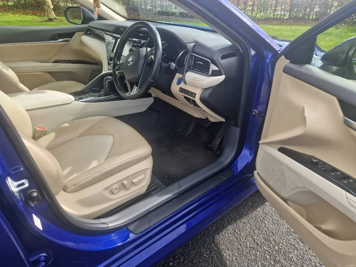 Toyota Camry 2.5 Hybrid - Image 6