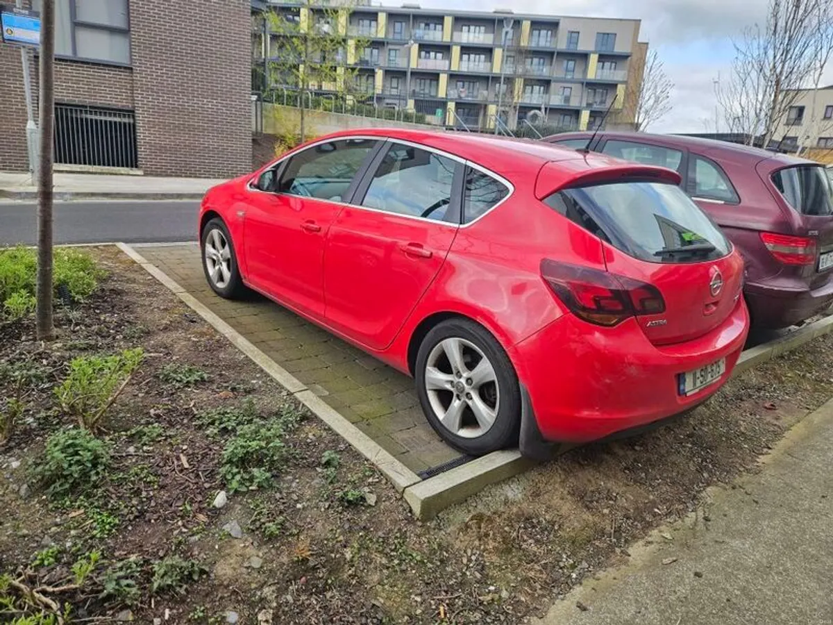 2011 Opel Astra - Image 2
