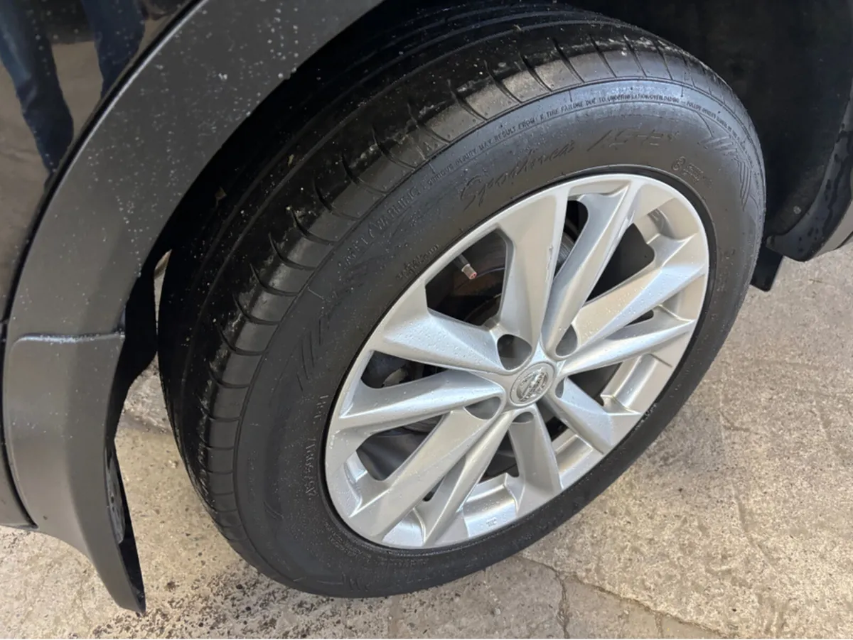 Nissan Qashqai 1.2 SV MY16 SP + NC E6 4DR - Image 3