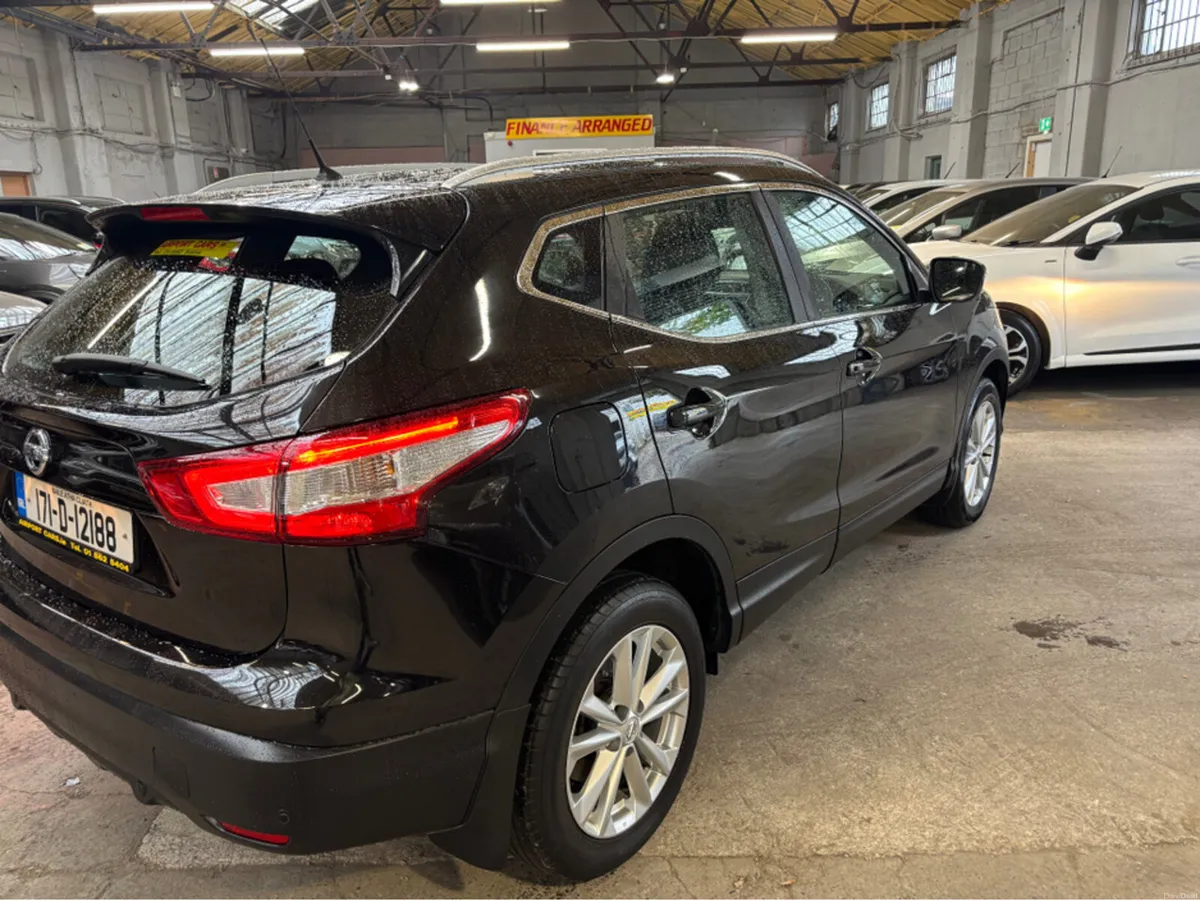 Nissan Qashqai 1.2 SV MY16 SP + NC E6 4DR - Image 2