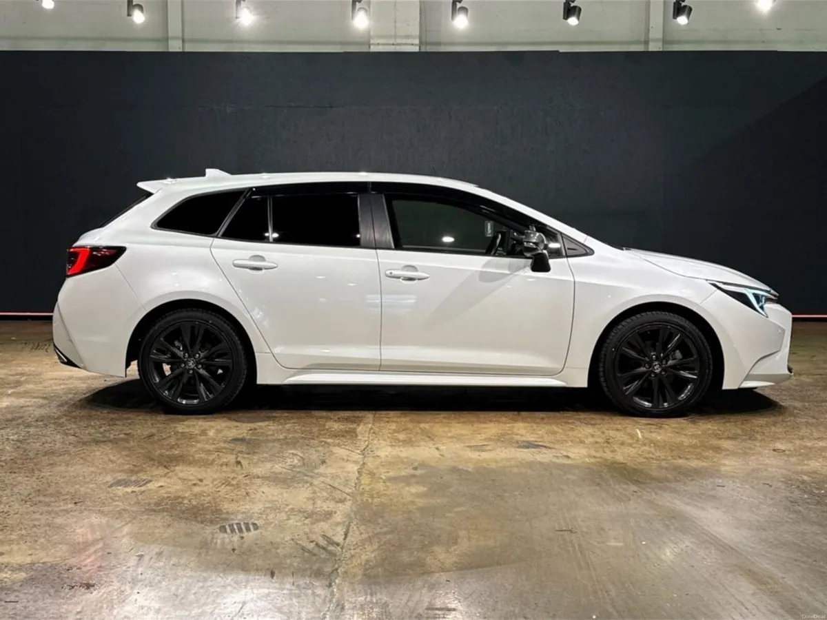 Toyota Corolla 1.8 HYBRID - BLACK HALF LEATHER - F - Image 2