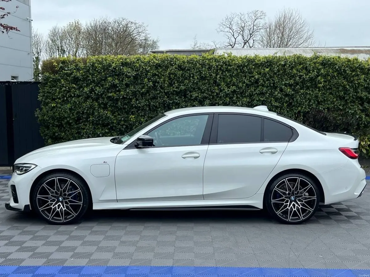 BMW 3-Series 330e M-SPORT COMPETITION 2.0 HYBRID / - Image 3