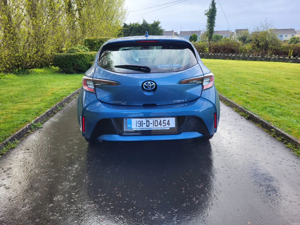 Toyota Corolla   Hybrid   Automatic - Image 3