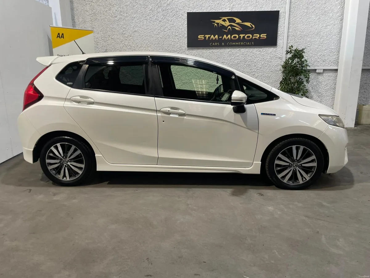 Honda Fit 2014 1.5 Hybrid Automatic - Image 4