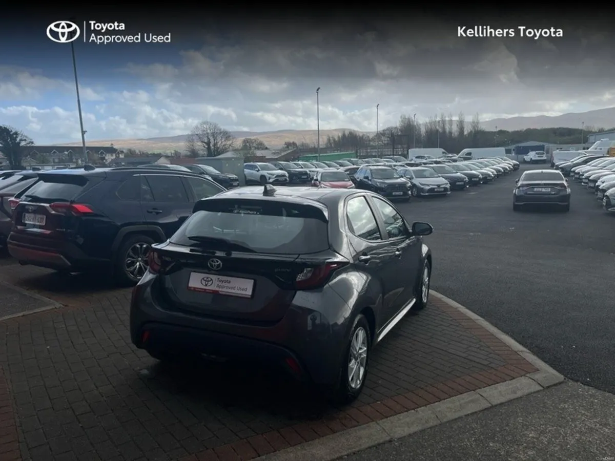 Toyota Yaris YARIS HYBRID LUNA - Image 2