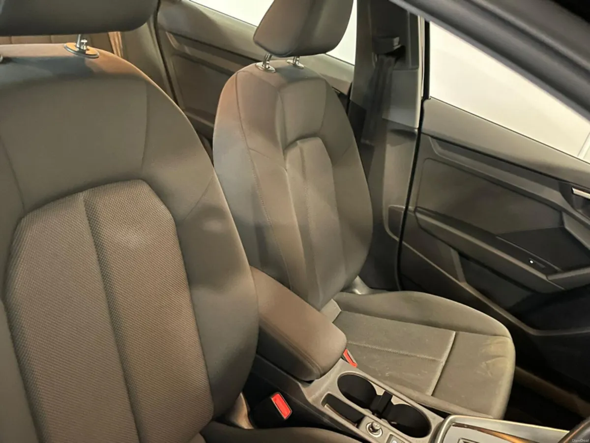 Audi A3 TECHNIK 30 TDI S-A SPORTBACK - Image 4